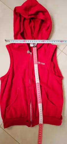 Colete vermelho com capuz para criança de 6 anos