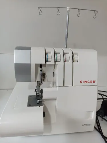 Máquina Overloque Singer