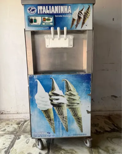 Vende se máquina de sorvete 