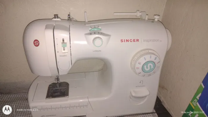 Máquina de costura nova e completa e nova