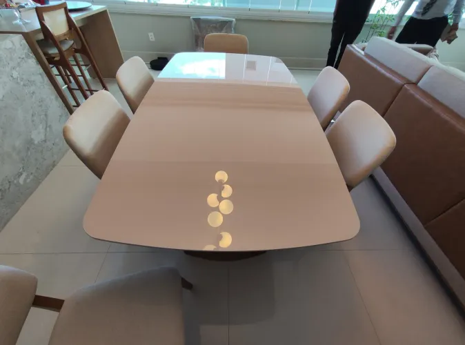 Mesa de jantar nova de madeira