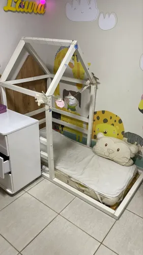 Cama montessoriana infantil