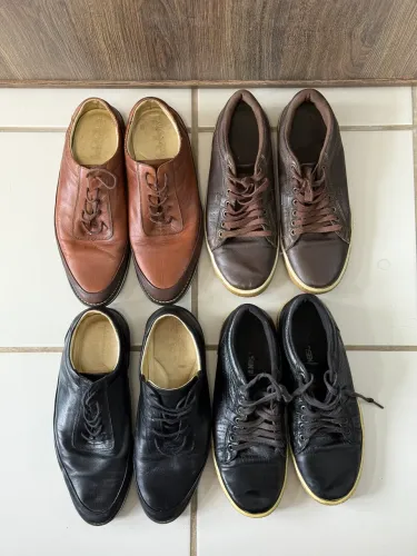 Quatro sapatos/sapatênis em couro.