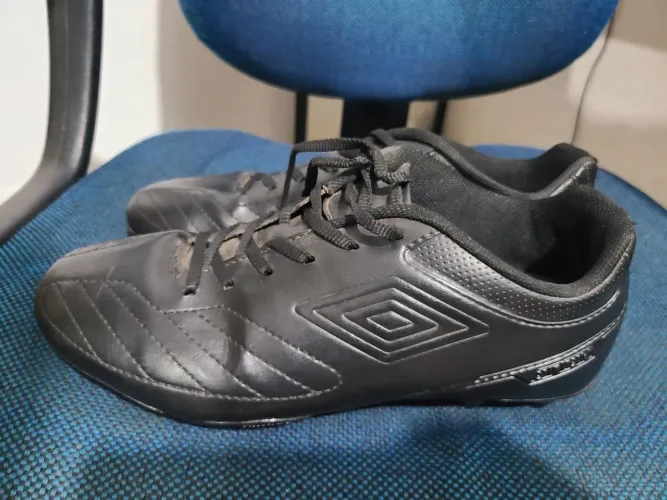 Chuteiras Umbro Campo - Preta, tam 39