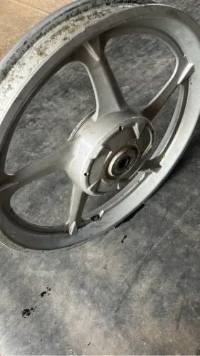 Roda traseira da  moto Yamaha neon 115