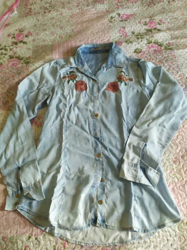 Camisa Jeans com Flores