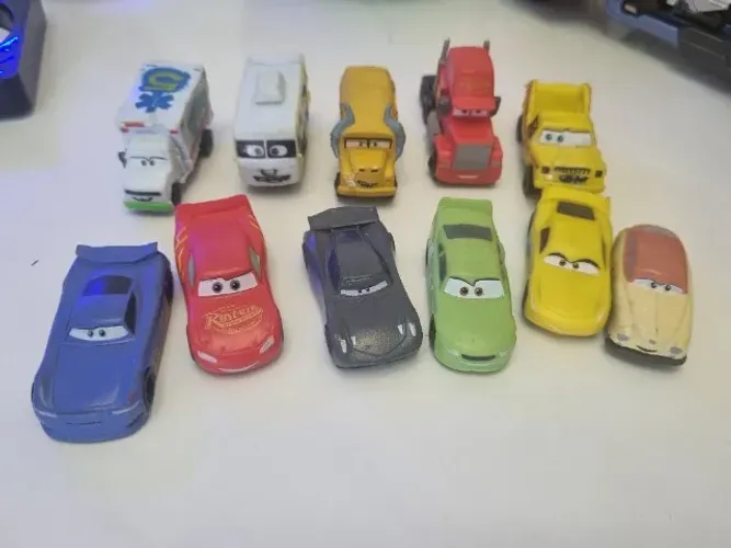 Kit 11 carrinhos - Relâmpago McQueen - pequenos - Usado
