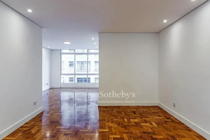 Apartamento reformado com janelões e charme no Jardim América