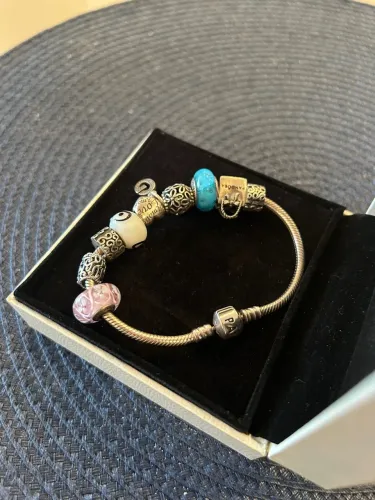 Pulseira Pandora Original em "PRATA DE LEI". Possui 10 berloques