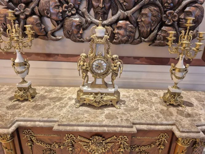 Conjunto Decorativo Clássico: Relógio e Candelabros Dourados