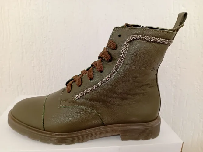 Bota feminia em couro natural 