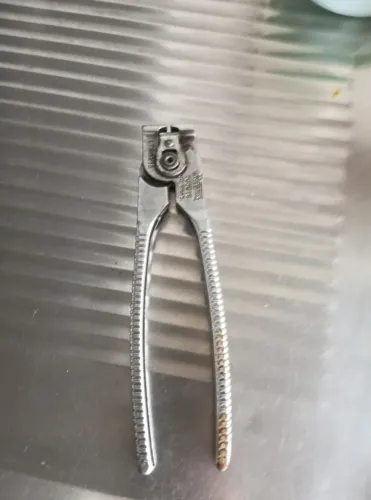 Alicate para abraçadeiras e calhas, em perfeito estado.