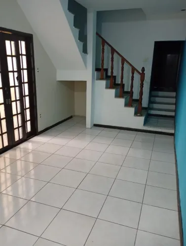 Casa espaçosa de 3 quartos 2 banheiros a 3 min do Centro - Segura e bem localizada