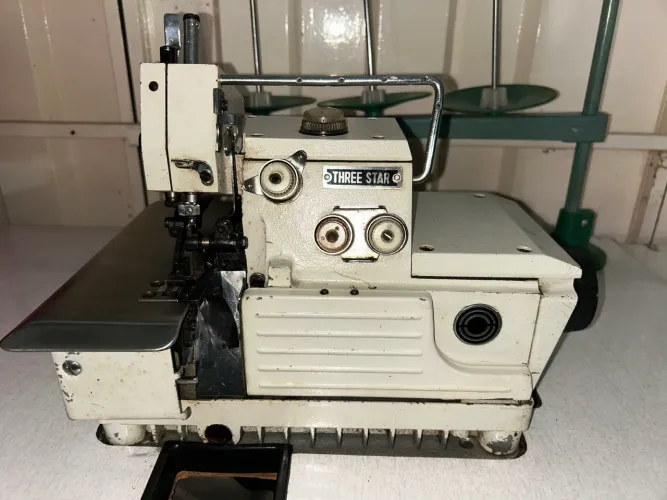 Máquina Overlock Industrial Three Star Completa (Mesa + Motor) - Semi Nova