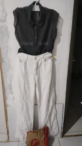 Calça jeans pantalona, cor off white,t.44,linda