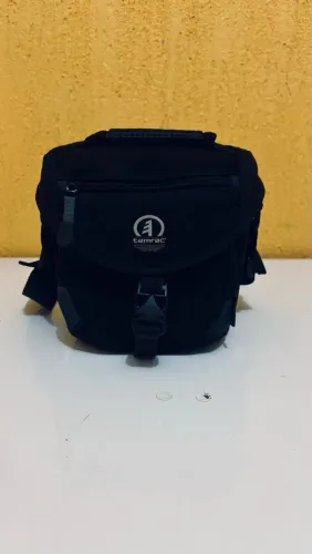 Bolsa fotográfica Tamrac compacta, com alça para transporte.