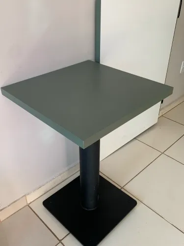 Mesa de mdf com pé em ferro fundido 