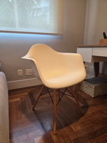 Cadeira Eames Tok&Stok | Madeira + Branca