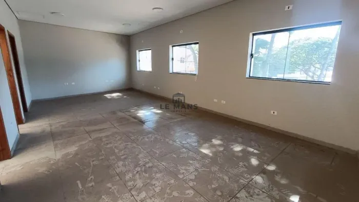 Salão para alugar em Piracicaba, Centro, com 121.3 m²