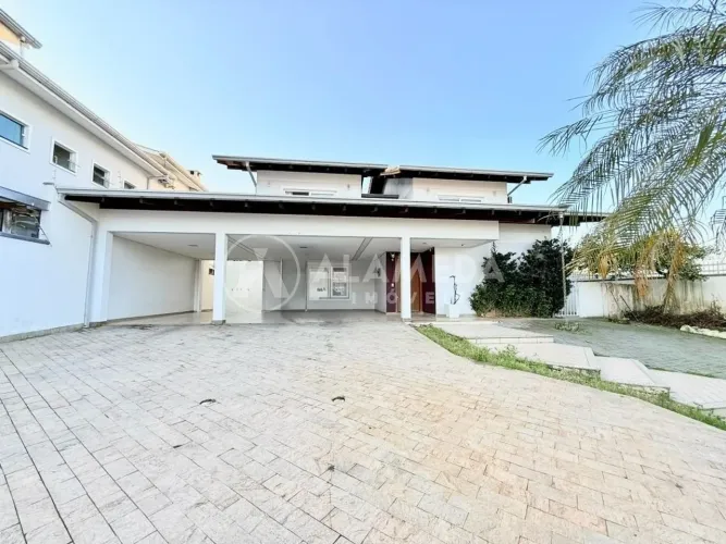 CASA SEMIMOBILIADA À VENDA NO BAIRRO FORTALEZA!