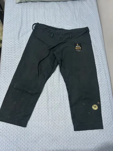 Calça jiu jitsu atama a1 preta com algumas manchas