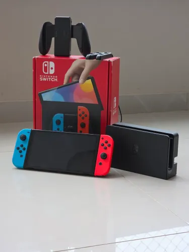 Nintendo Switch OLED vermelho e azul