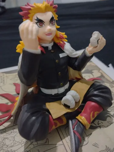 Figure do Rengoku comendo oniguiri 