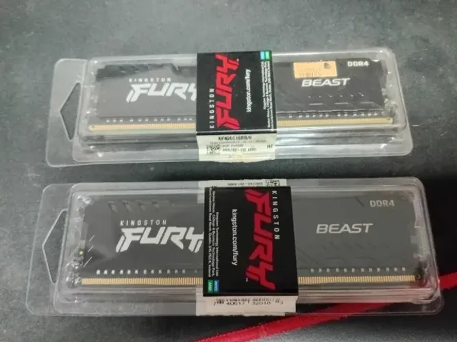 2 RAMs DDR4 de 8GB Kingston Fury 2666MHz para PC