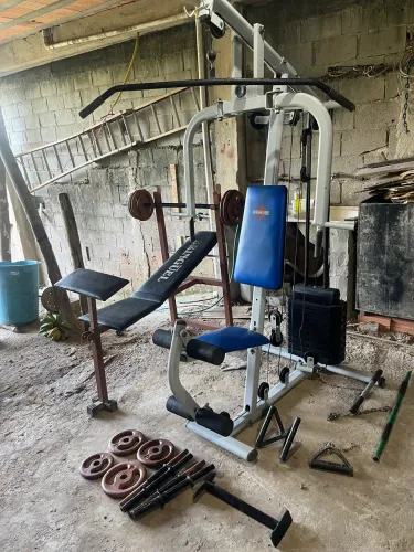 Aparelho de musculação em boas condições
