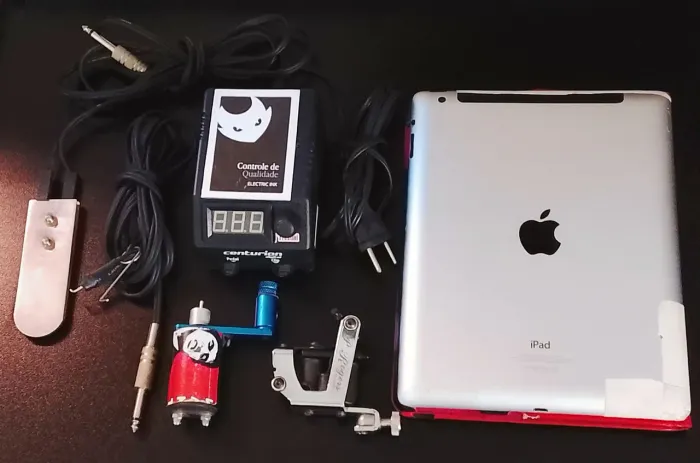 Kit Tattoo - Um iPad, uma fonte, um pedal e duas máquinas de tatuagem.