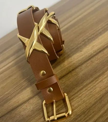Cinto detalhes em dourado