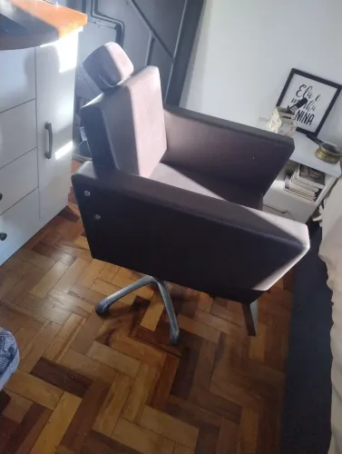 Cadeira hidráulica em ótimo estado, marron, super elegante e funcional.