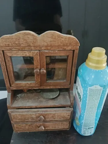 Miniatura armário de cozinha antigo
