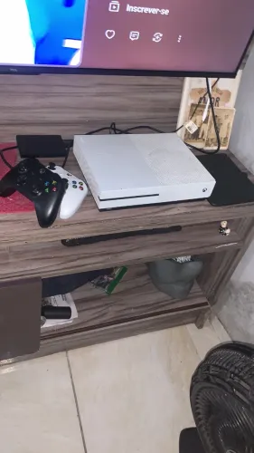 Vendo xbox one 1300 reais vai junto com um hd com mais de 100 jogos