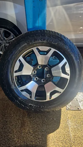 Roda de caminhonete Hilux aro 18 com pneu usado