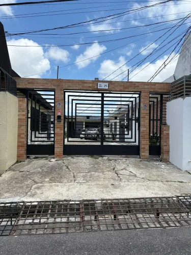 Alugo Casa de 2/4 em Vila Fechada no Marco com Garagem