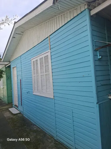 CASA SIMPLES DE MADEIRA MOBILIADA