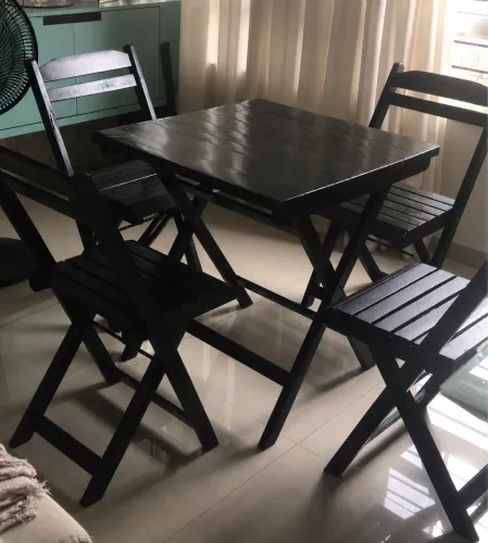 Mesa e cadeira dobrável de madeira