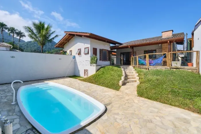 Casa de Alto Padrão em Condomínio Fechado em Ubatuba - 4 Quartos, 2 Suites, Piscina
