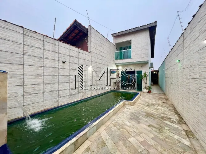 Espaçoso Sobrado à Venda em Caiçara, Praia Grande - 3 Quartos e Piscina