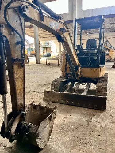 Mini Escavadeira sobre esteiras de aço Caterpillar 303.5/ 3,5ton