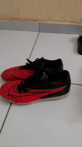 Chuteira Nike Phantom Vermelha e Preta