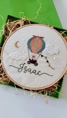 Quadro Bastidor Bordado Personalizado Maternidade / Bebê - Feito à Mão