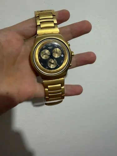Swatch Cara Preta Cronógrafo Dourado 