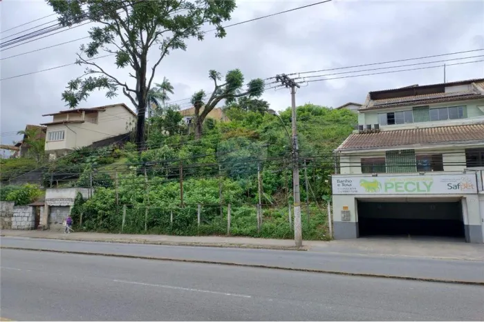 Terreno a venda na Avenida Julius Arp - Frente ao Country Club - 660 m2
