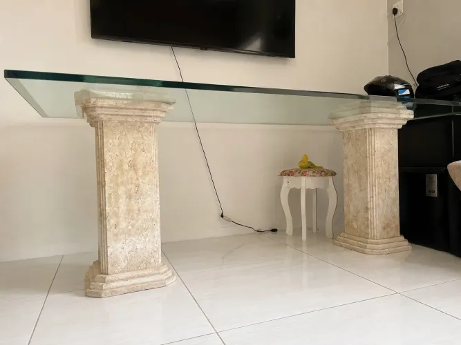 Mesa de jantar com tampo de vidro + base de pilares gregos