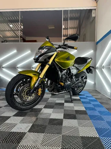 Hornet injetada