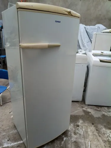 Vendo geladeira Consul degelo seco no botão 349 litros gelando bem 