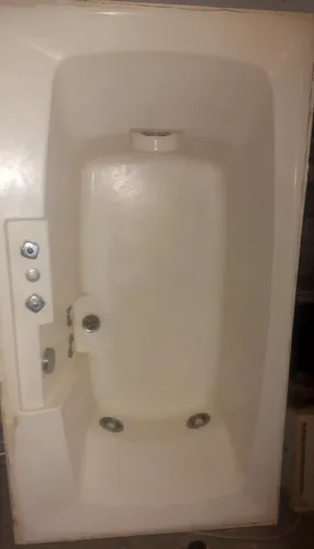 Vende se uma banheira hidromassagem comuma bamba.