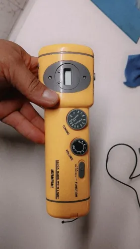 Vendo essa lanterna rario portatil só ta funcionando o radio 